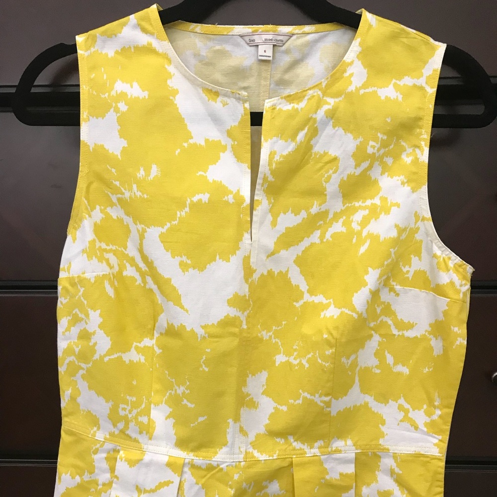 Sleeveless peplum top.